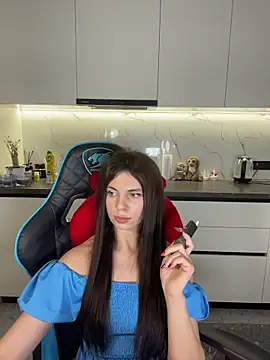 CurlyLara Stripchat Model